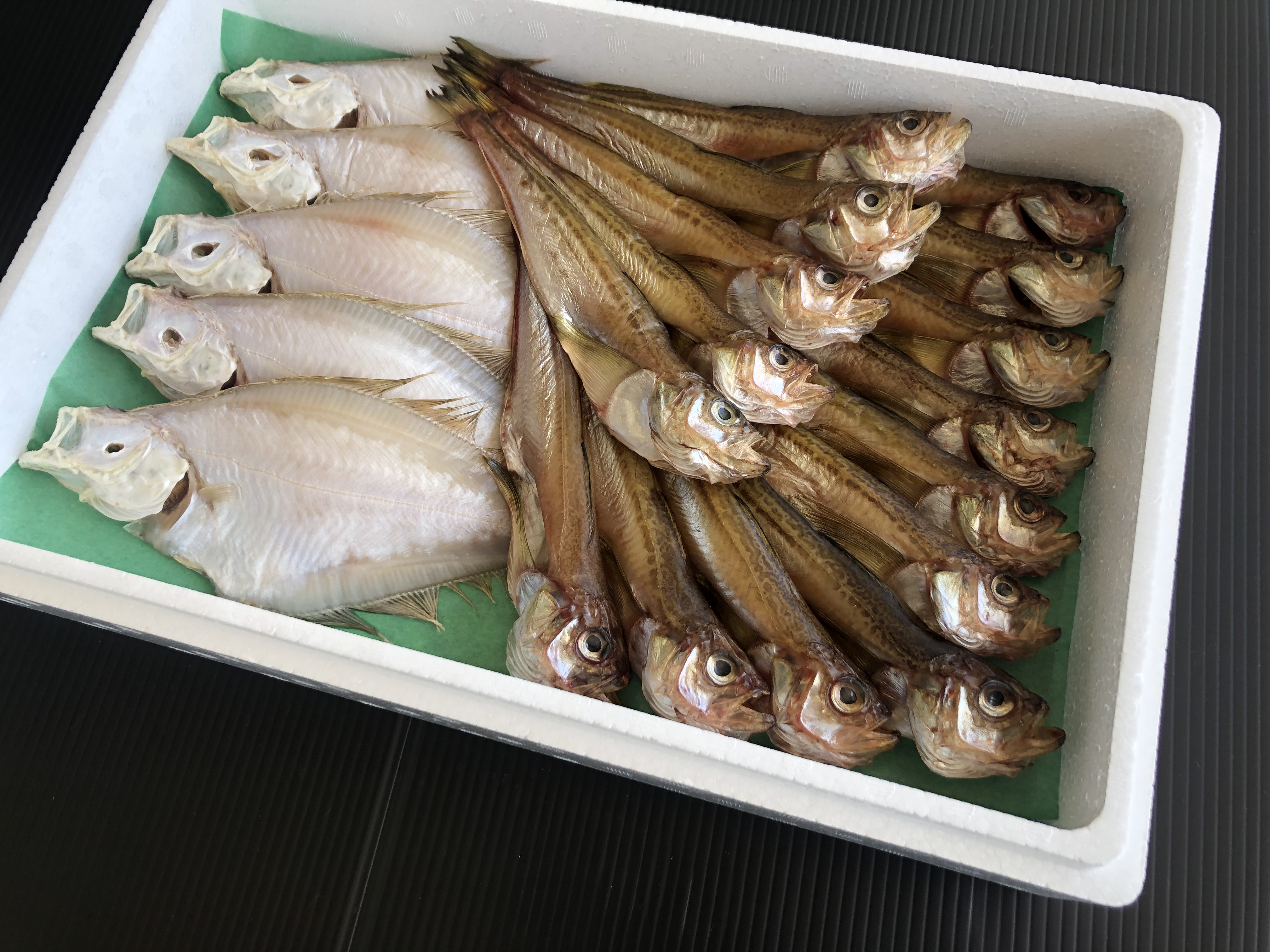 鮮魚屋　冷凍便｜通販・お取り寄せ　干物セット　ハタハタ＆イテカレイ【鳥取県・兵庫県産】1kg・送料無料　マルワフーズ渡辺水産